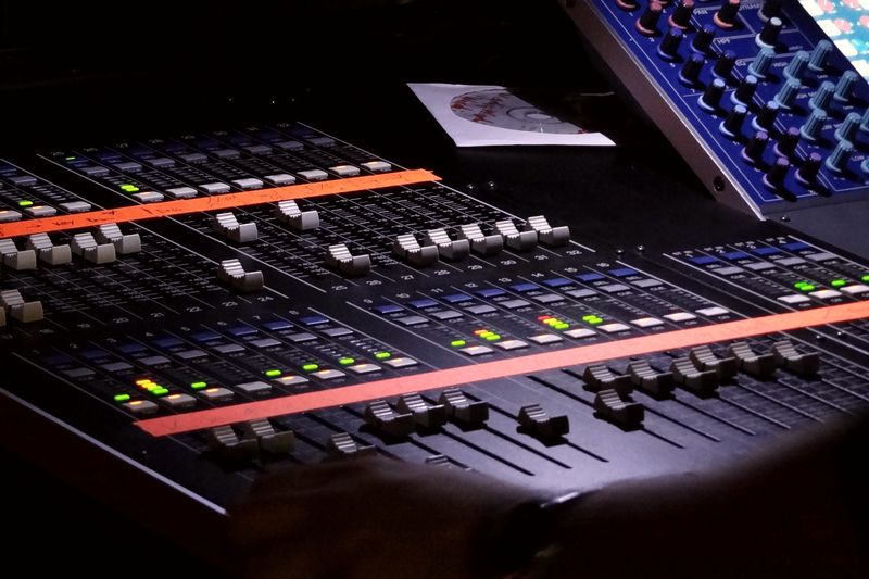 Crowd Noise, Synthesised: Broadcast Learns to Manufacture Atmosphere